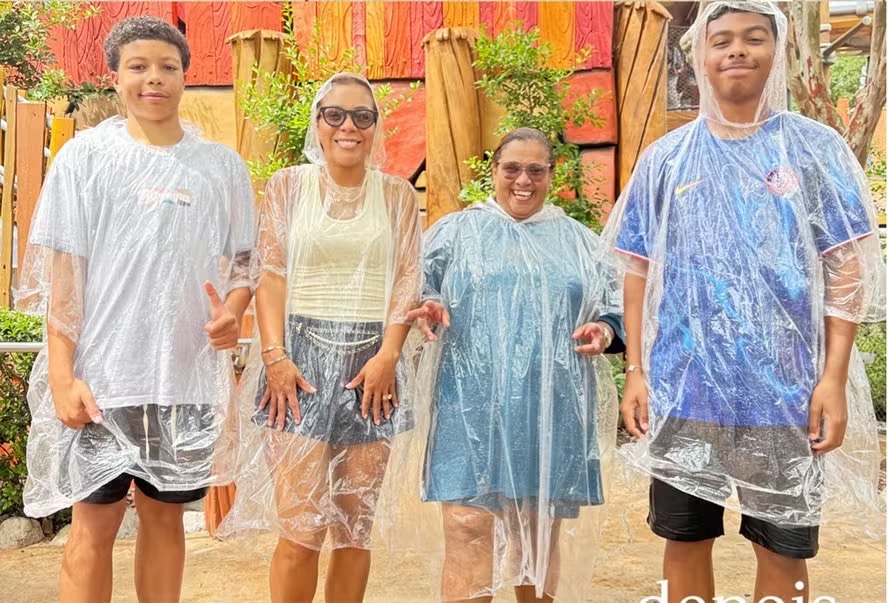 Filhos adolescentes de Thiago Silva chamam atenção por altura 