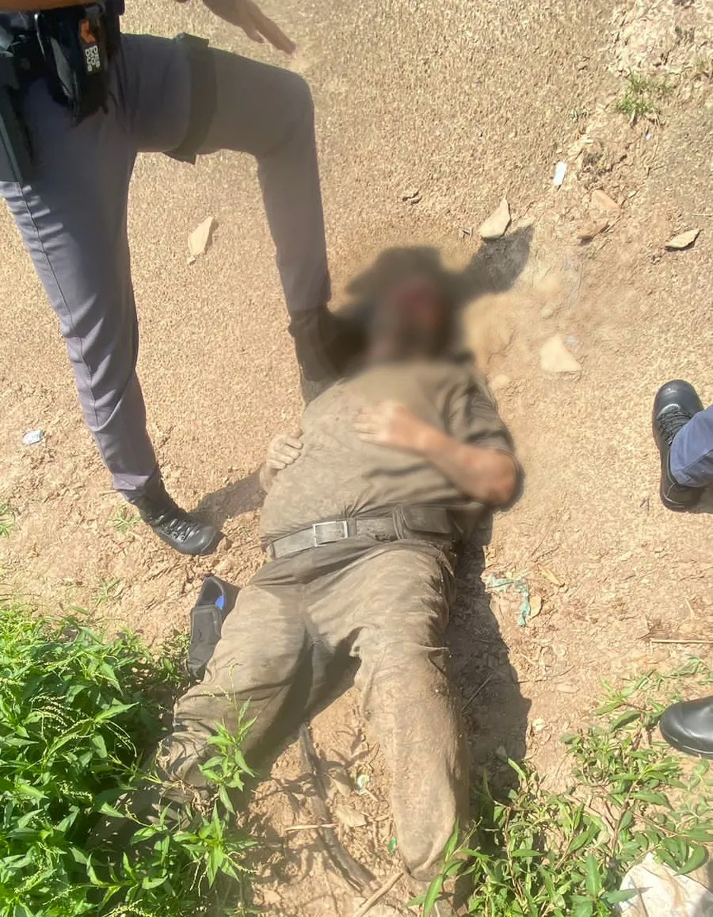 Policial tem arma roubada e é jogado vivo em rio em São Paulo