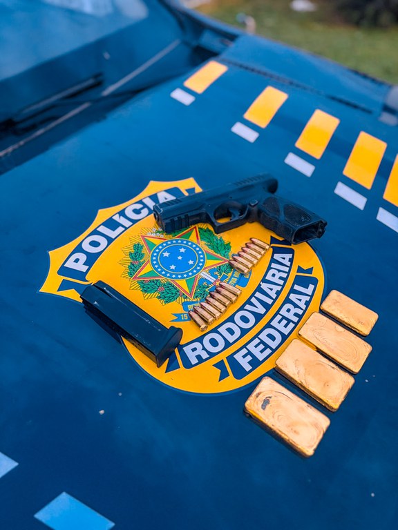 Homem é preso com pistola e barras de ouro escondidas nos sapatos na BR-319