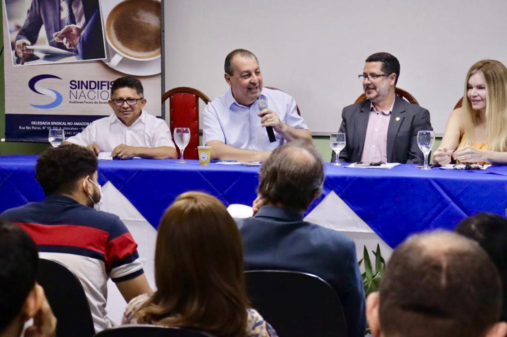 Omar firma compromisso contra desmonte da Receita Federal