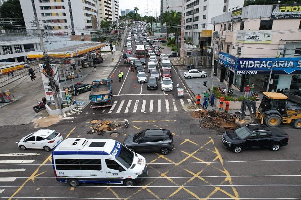 Obra emergencial é realizada para fechar cratera na Avenida Maceió