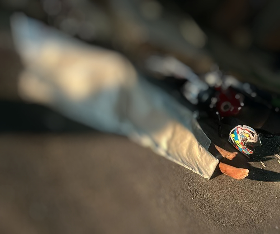 Homem morre ao ter cabeça crivada de tiros enquanto pilotava moto em Manaus