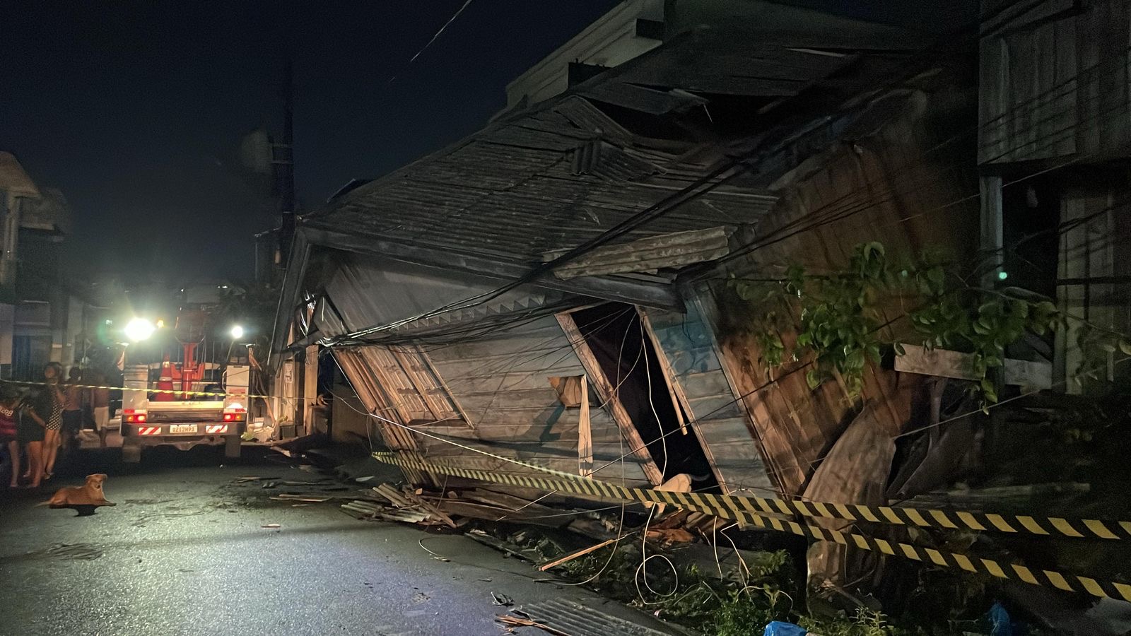 Casa desaba e deixa moradores assustados o Colônia Oliveira Machado
