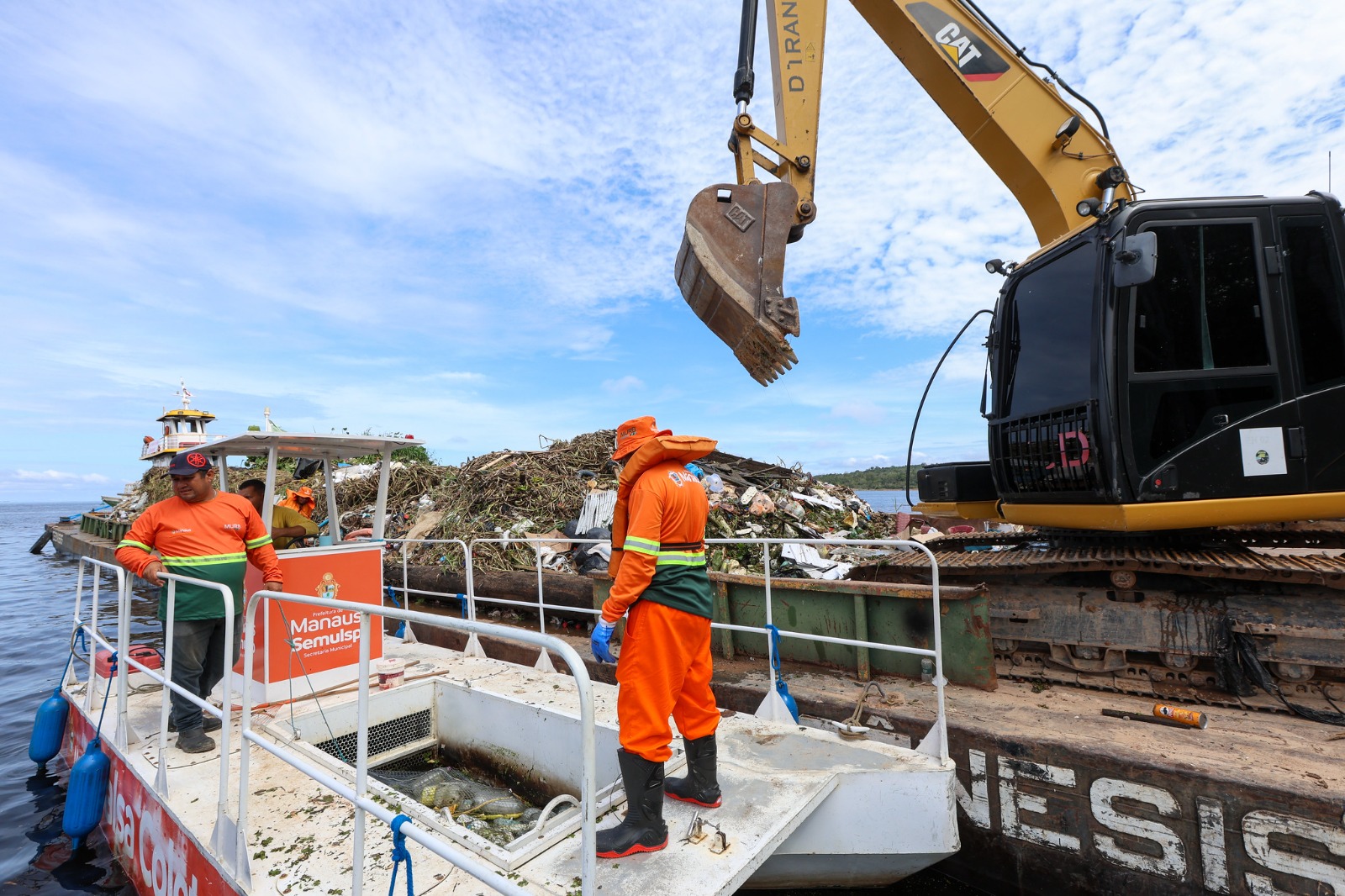 Agentes retiram 5 toneladas de lixo em ação no Igarapé do Gigante em Manaus