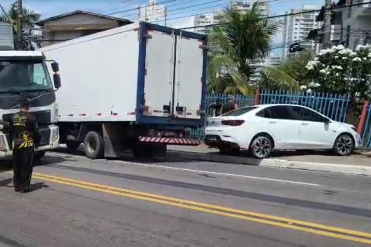 Acidente entre caminhão e carro causa congestionamento no Dom Pedro