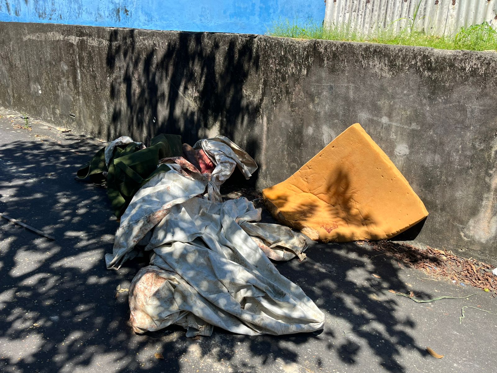 FOTOS: Corpo de homem é encontrado com pés e mãos amarrados no Centro