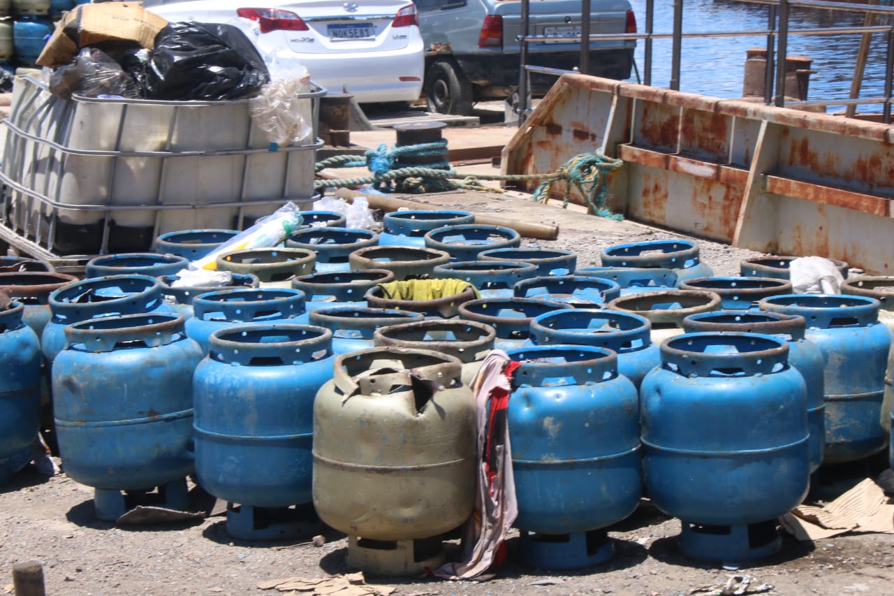 Trio é preso com 570 kg de drogas escondidas em botijas de gás em Manaus 