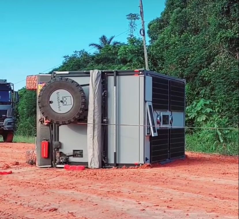 Veículo com grupo de turistas estrangeiros tomba na BR- 319