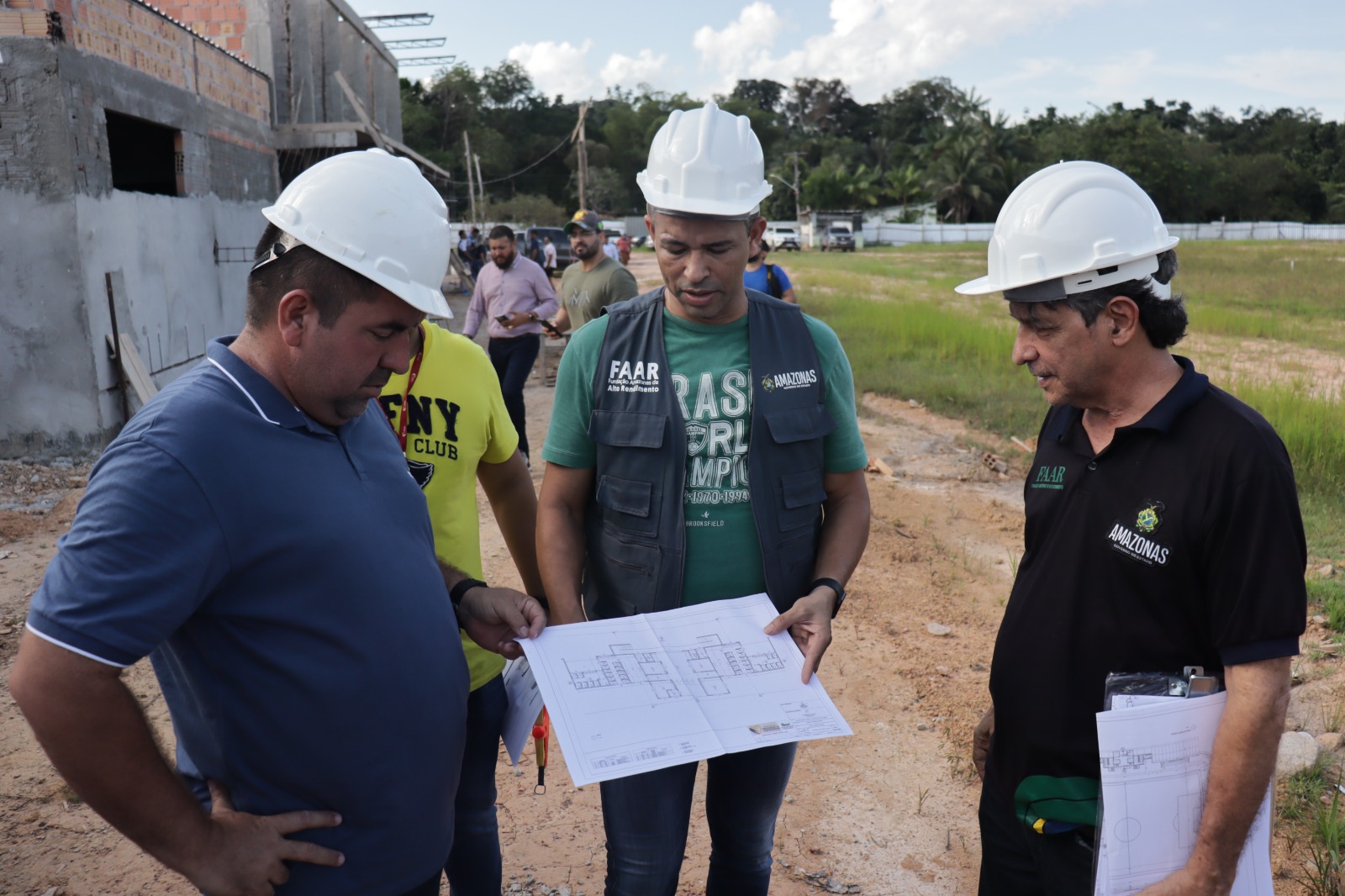 Com investimento de R$ 2 milhões, obra de estádio é vistoriada no Amazonas
