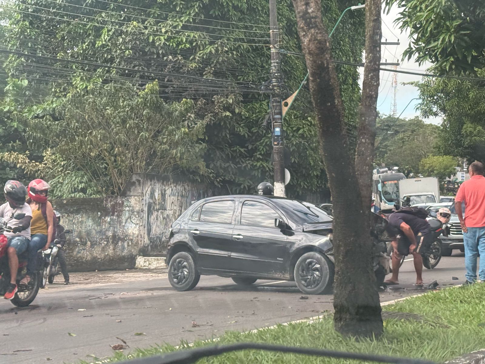 Acidente complica trânsito na avenida Efigênio Sales