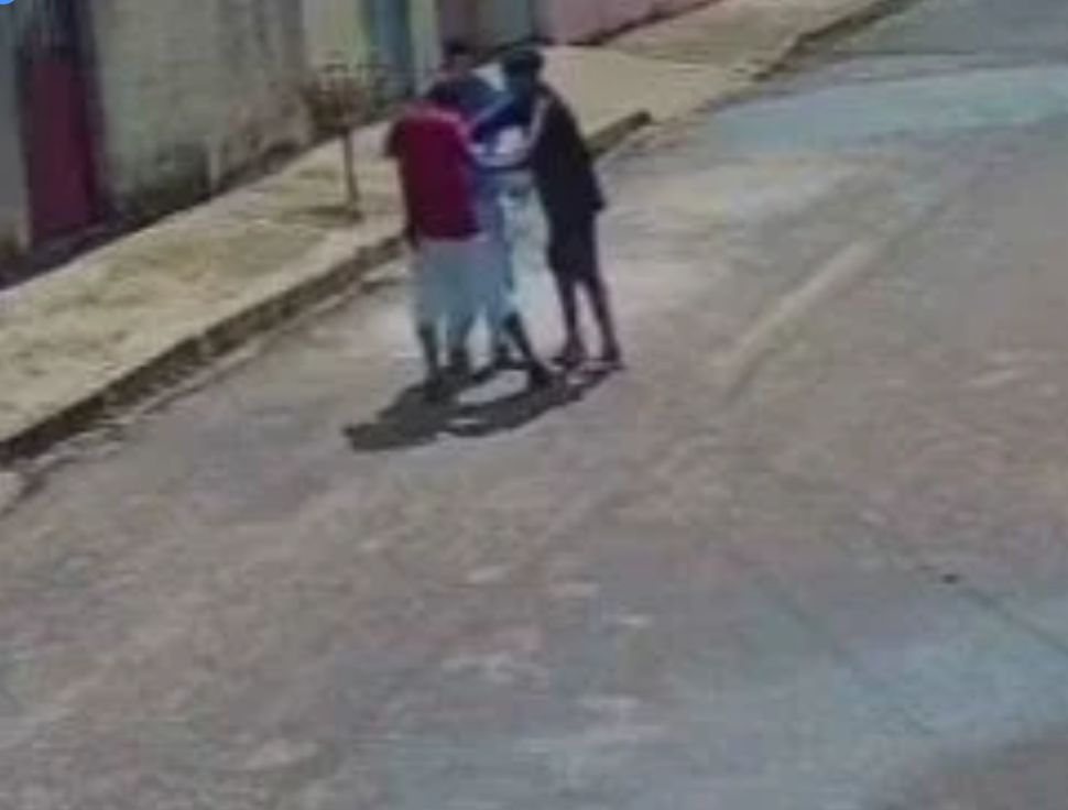 Assaltantes abordam jovem e roubam tênis no Distrito Federal