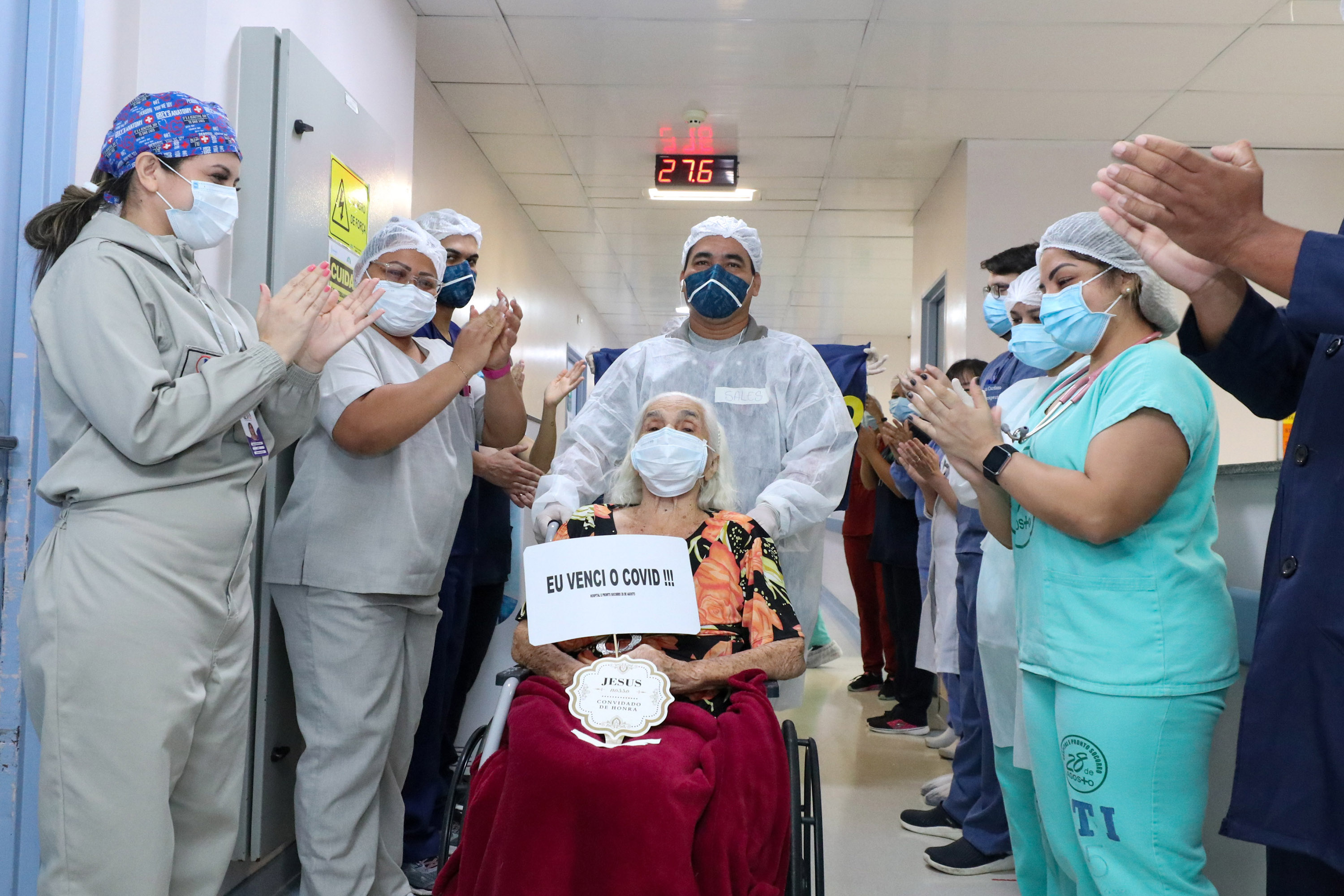 Após vencer câncer, idosa de 92 anos se cura da Covid em Manaus
