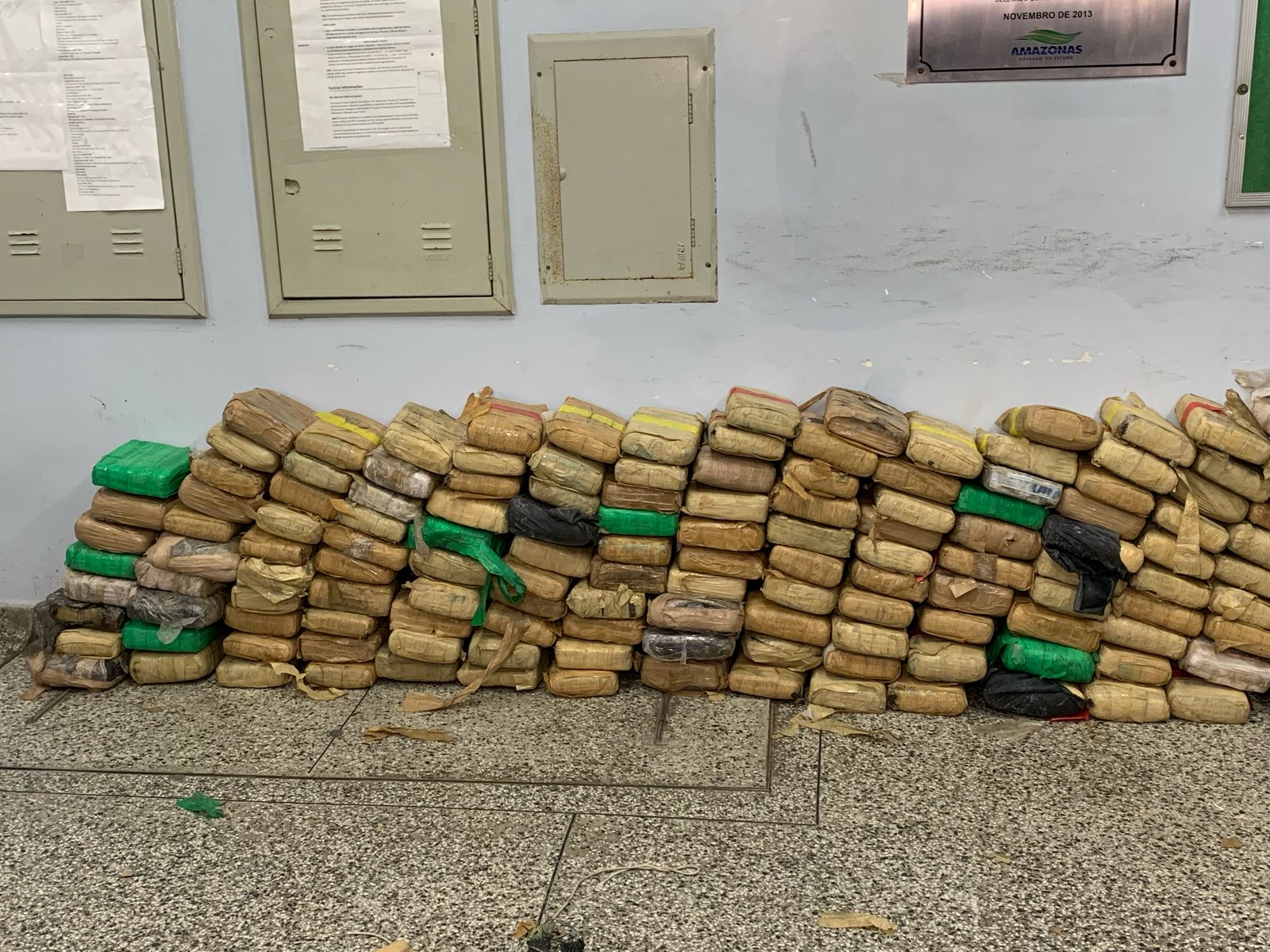 Polícia apreende 400 kg de drogas em oficina mecânica na Compensa