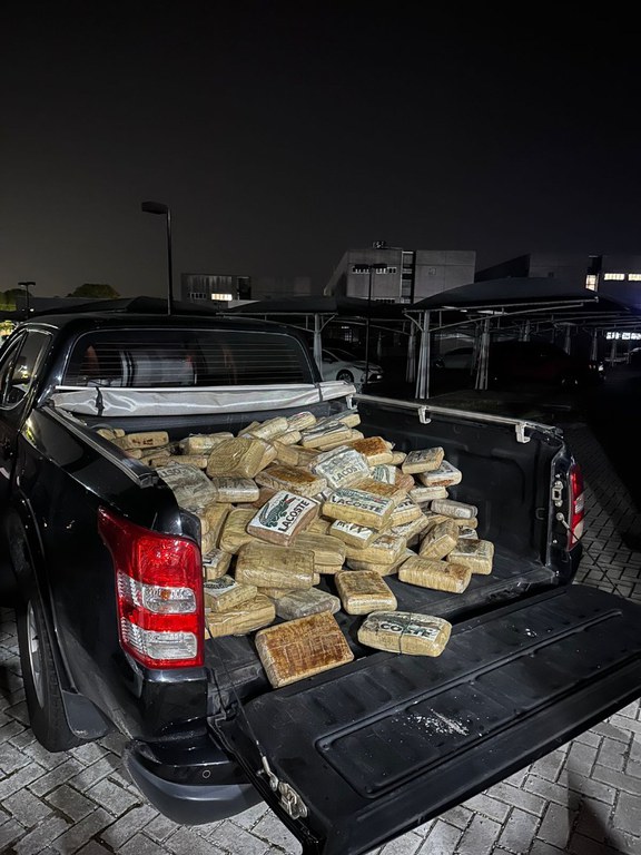 PF apreende picape com 240 kg de maconha em barco que saiu de Manaus