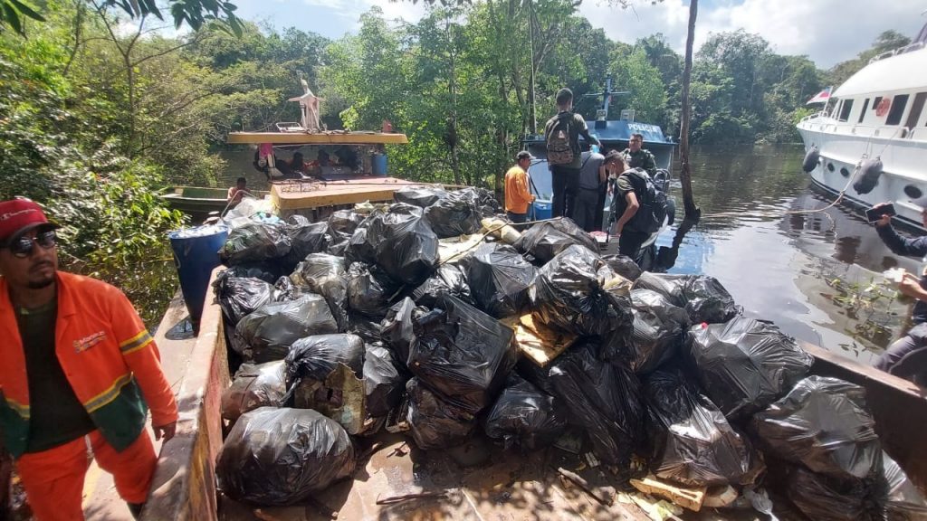 Cerca de 2 toneladas de lixo são retiradas do lago do Tarumã em Manaus