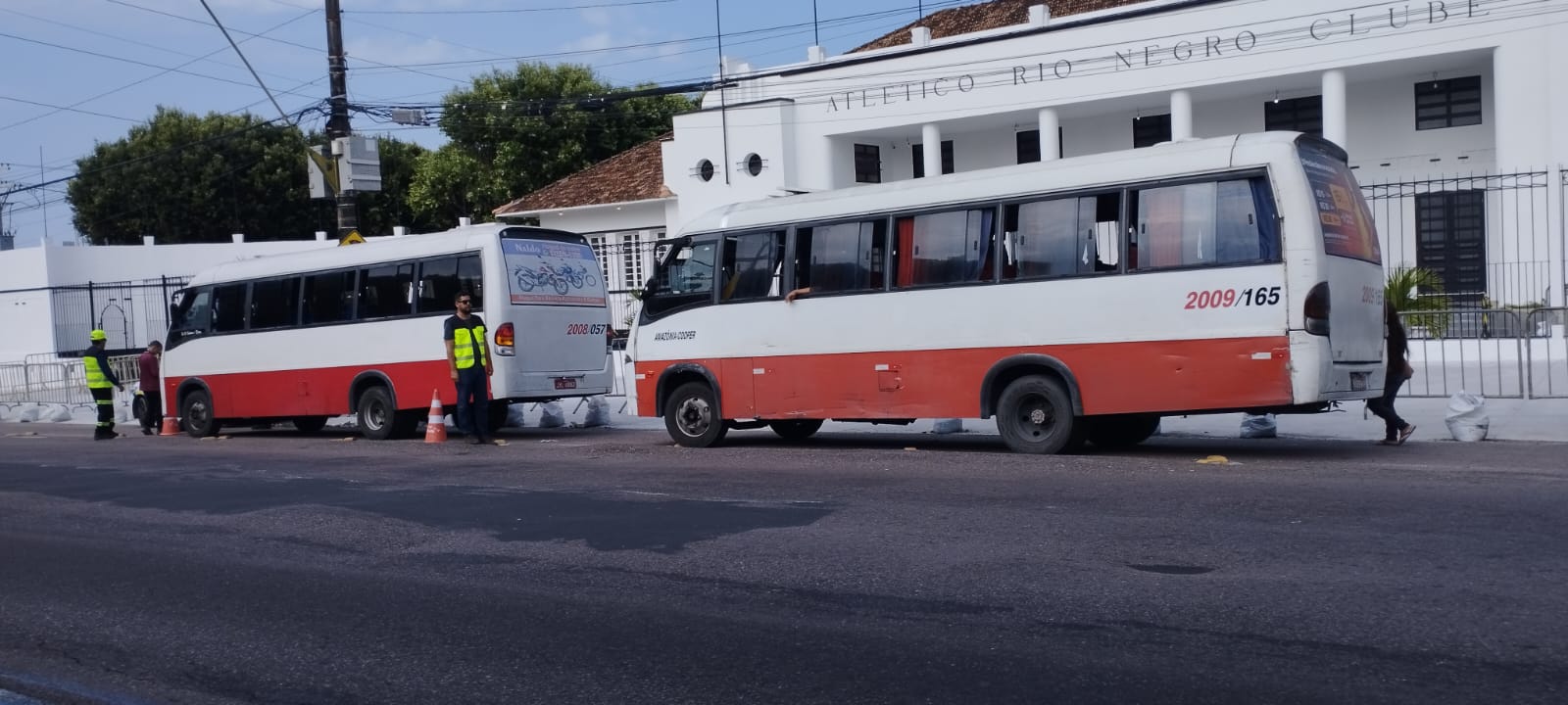 Micro-ônibus irregular é apreendido no Centro de Manaus