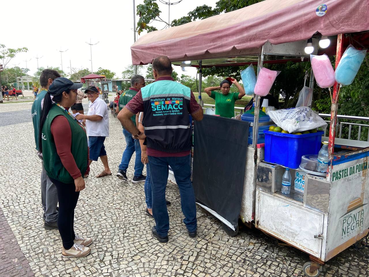 Manaus realiza ação de ordenamento de ambulantes na Ponta Negra