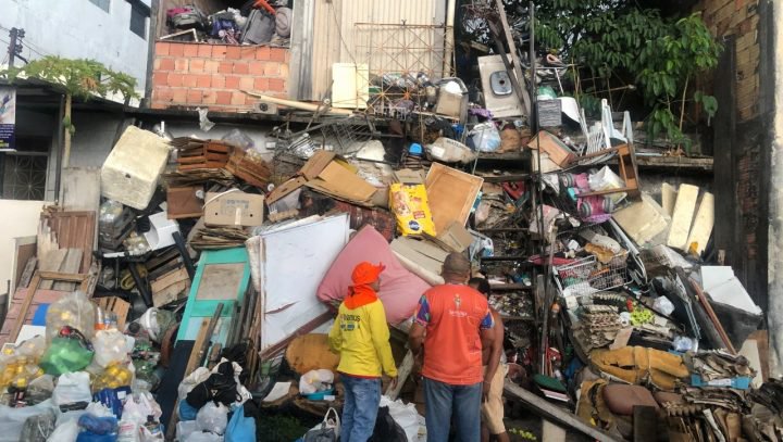 Duas toneladas de lixo são removidas de casa de acumulador em Manaus
