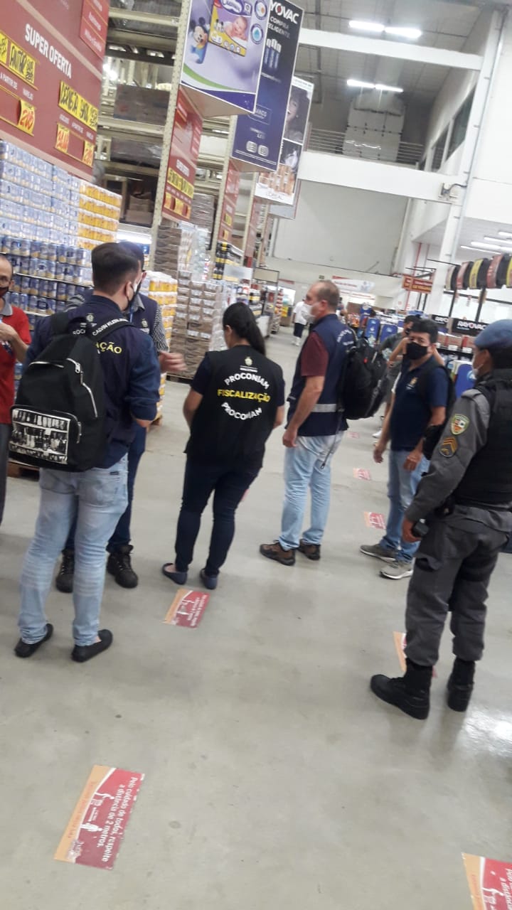 Supermercados e padaria são autuados por irregularidades em Manaus
