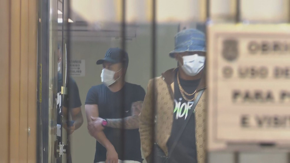 Jogadores Arboleda e David Neres são flagrados em festa clandestina em SP