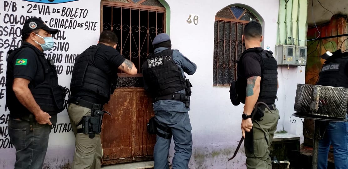 Jovem é presa ao vender drogas em casa em Manaus