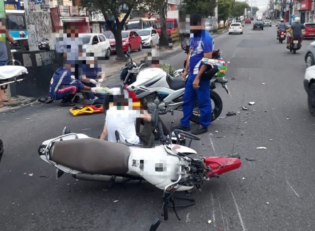 Piloto fica ferido em acidente violento entre motocicletas em Manaus