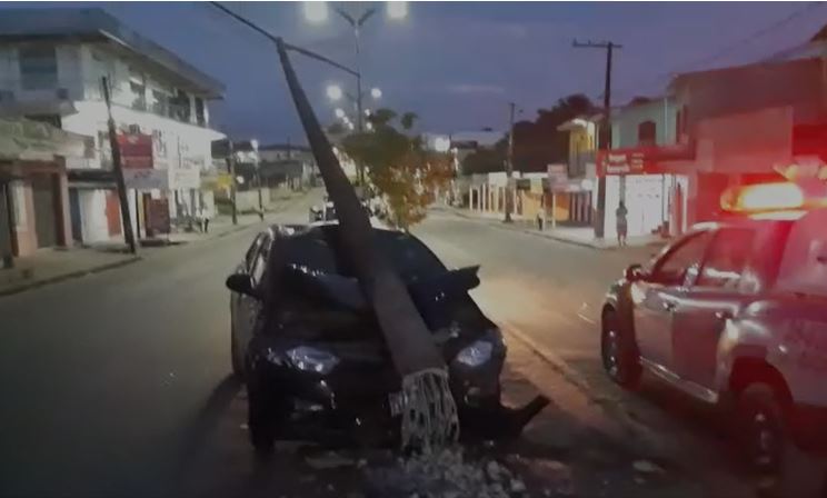 Motorista fica ferido ao arrancar poste de avenida em Manaus
