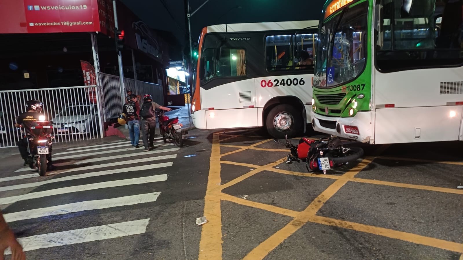 Acidente entre quatro veículos deixa três pessoas feridas no Centro