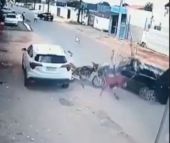 Mulher tem perna dilacerada ao ser atropelada após assalto; veja vídeo