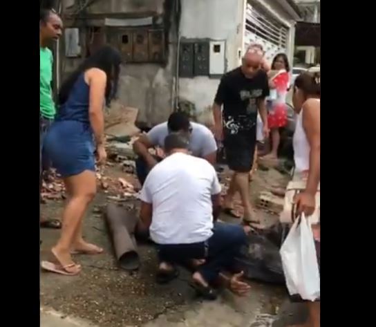 Vídeo: Moradores tentam socorrer pedreiro após queda de marquise em Manaus