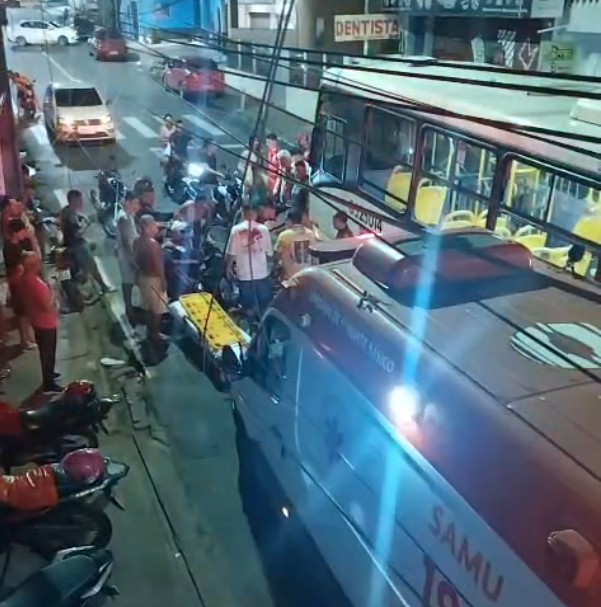 Motociclista bêbado tem perna esfacelada ao colidir com ônibus em Manaus