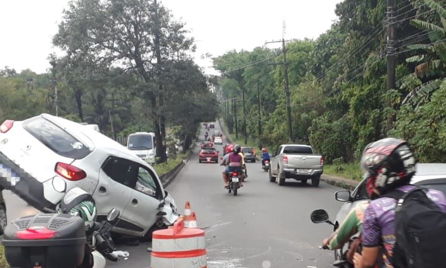 Carro capota em canteiro central e deixa trânsito caótico em Manaus