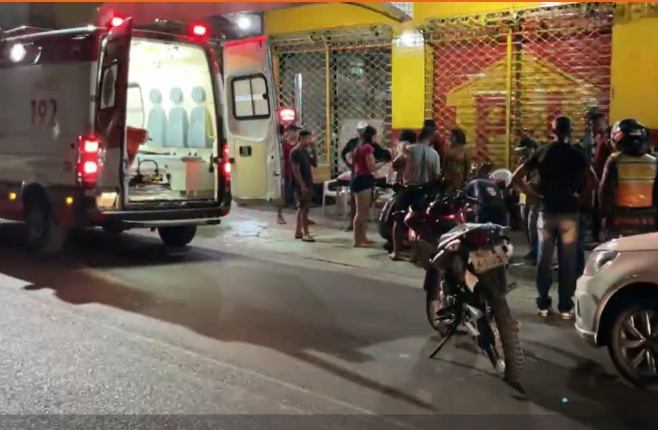 Mulher fica ferida em acidente grave com motocicleta em Manaus 