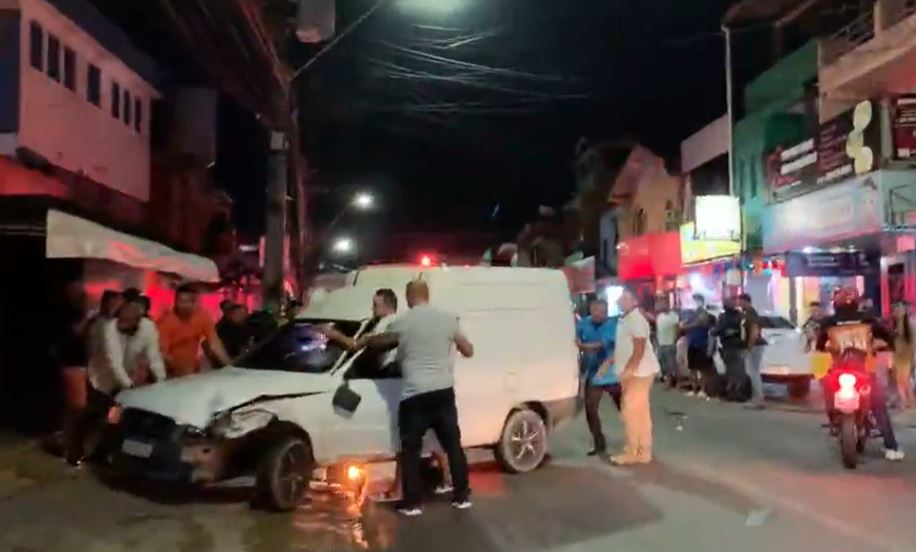 Acidente entre carro e motocicleta deixa dois feridos em avenida de Manaus
