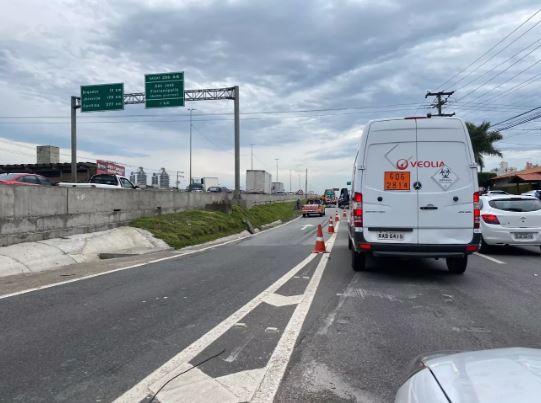 Motociclista bate de frente com caminhão e morre em estrada