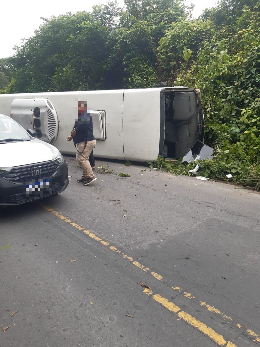 Ônibus com profissionais de saúde capota na rodovia AM-010 