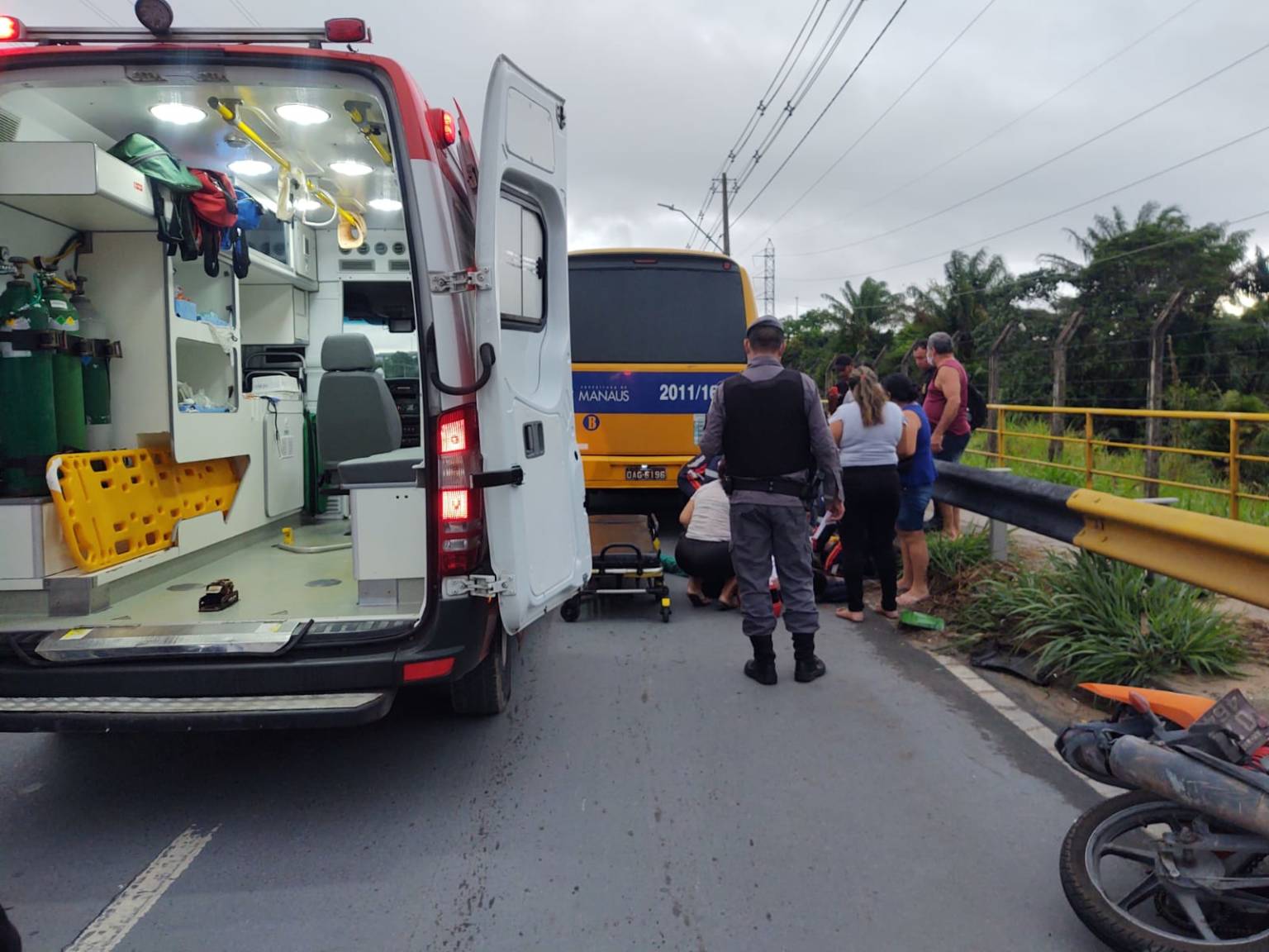 Homens são lançados de moto durante acidente com 'Amarelinho' em Manaus