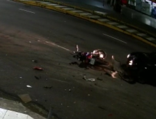 Grávida morre após colisão entre carro e moto em avenida de Manaus
