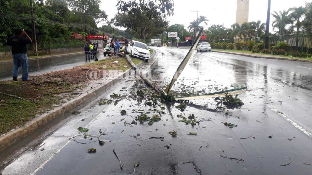 Motorista perde controle de carro e derruba poste na Avenida do Turismo