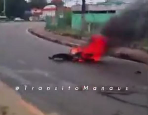 Moto pega fogo após acidente com carro em avenida de Manaus