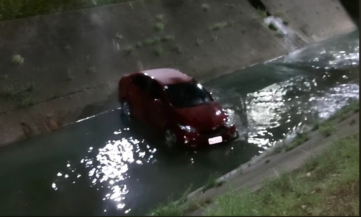 Carro desgovernado vai parar dentro de igarapé em Manaus