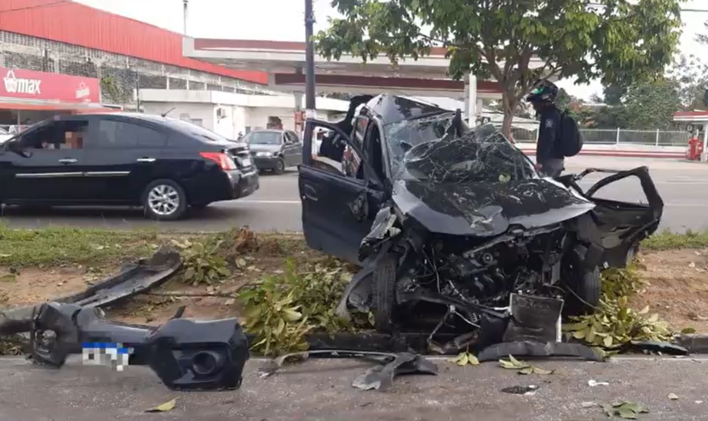 Motorista fica ferido e carro despedaçado em acidente com ônibus em Manaus