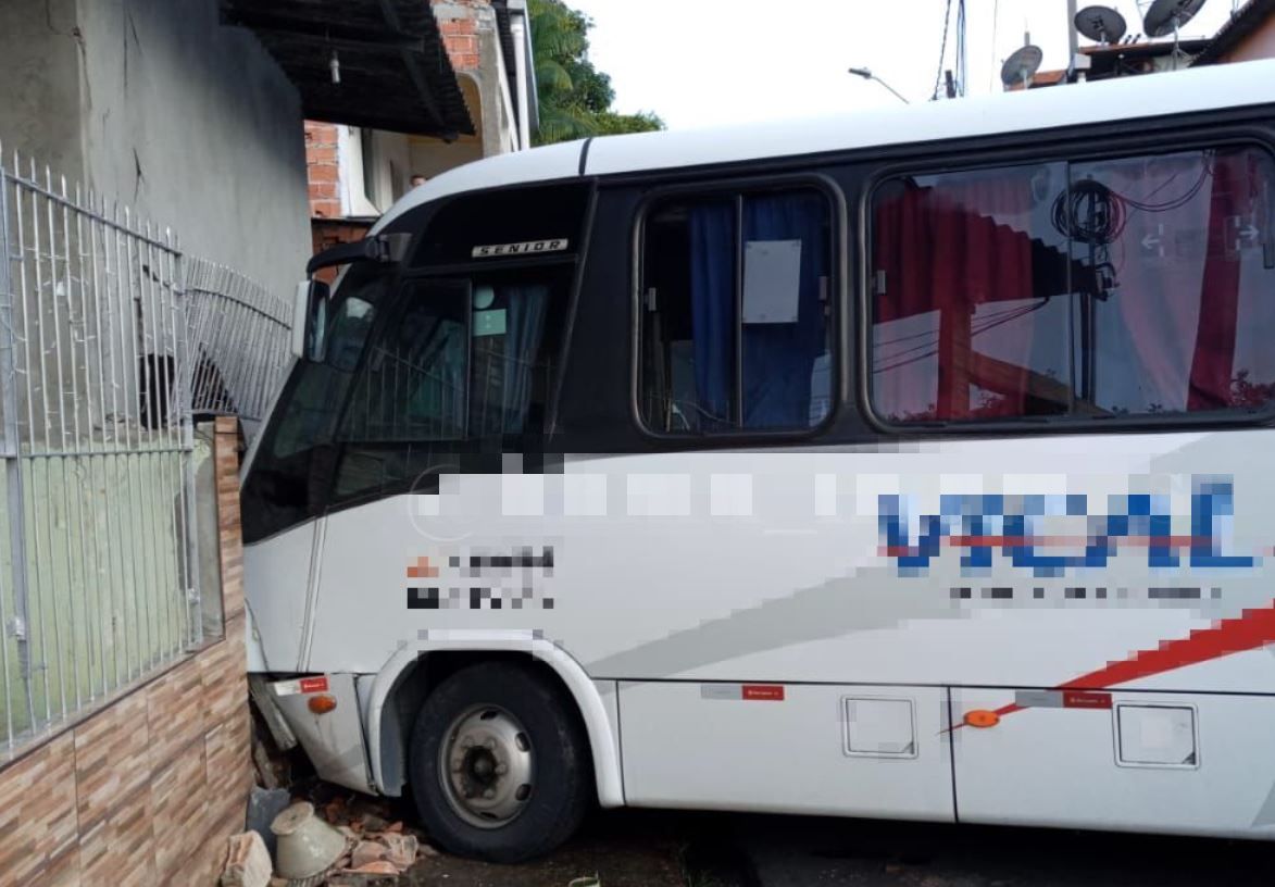 Rota do Distrito perde controle e atinge muro de casa em Manaus 
