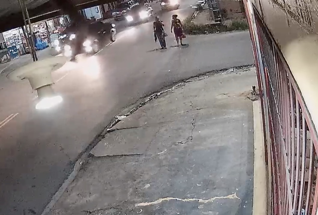 Vídeo chocante mostra mulher sendo atropelada após sair de igreja em Manaus