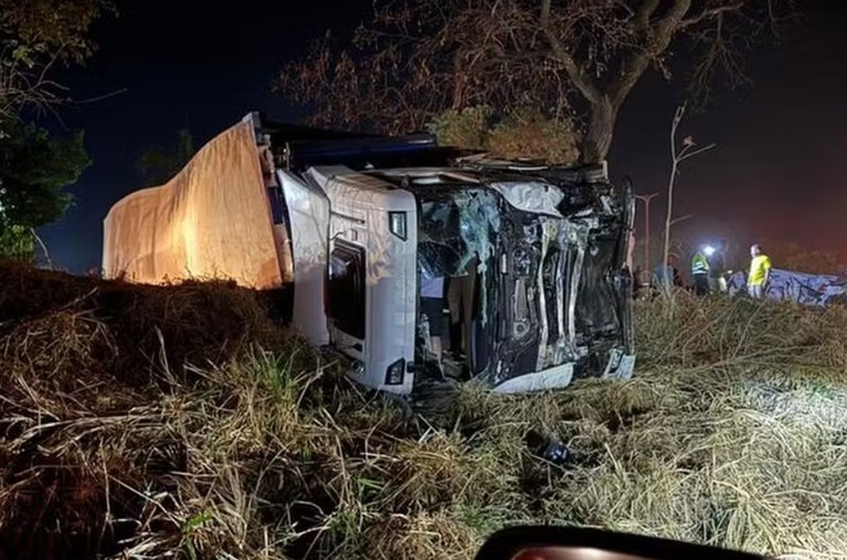 Pai, mãe e quatro filhos morrem durante acidente na BR-153 em Goiás 