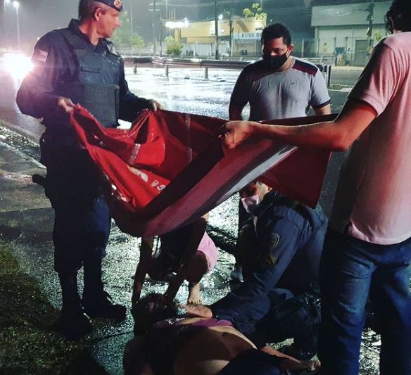 Motorista de app fica ferido após carro capotar violentamente em Manaus