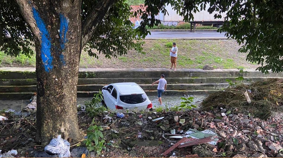 Acidente: Carro vai parar dentro de igarapé em Manaus