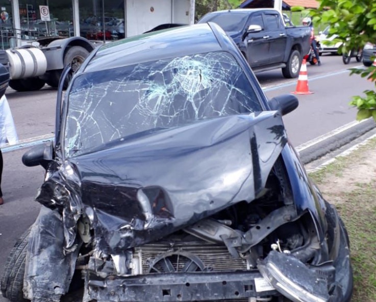 Carro fica destruído ao colidir contra carreta em Manaus