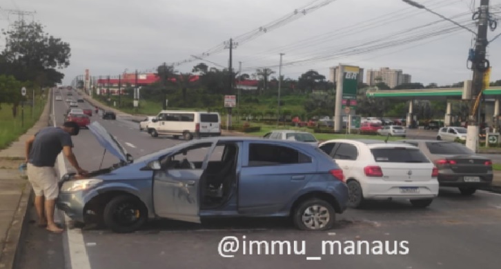Carro fica atravessado na avenida das Torres após acidente 