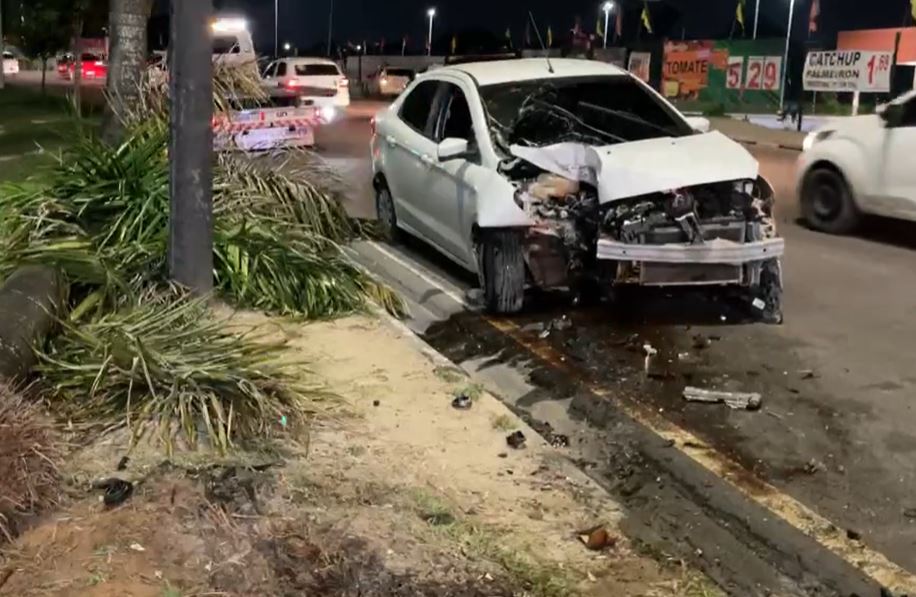 Mulher fica ferida e carro destruído em acidente grave em avenida de Manaus